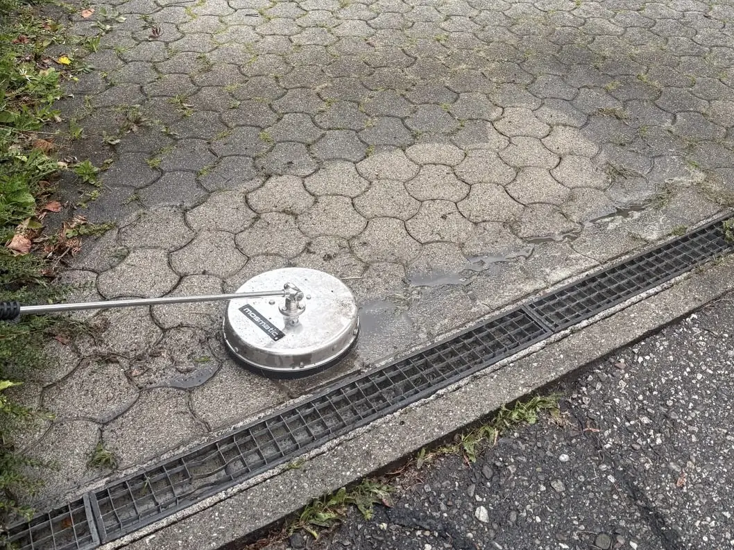 Flächenreinigung mit Heißwasser und Dampf auf Pflastersteinen – Reinigung von Außenflächen in Kärnten